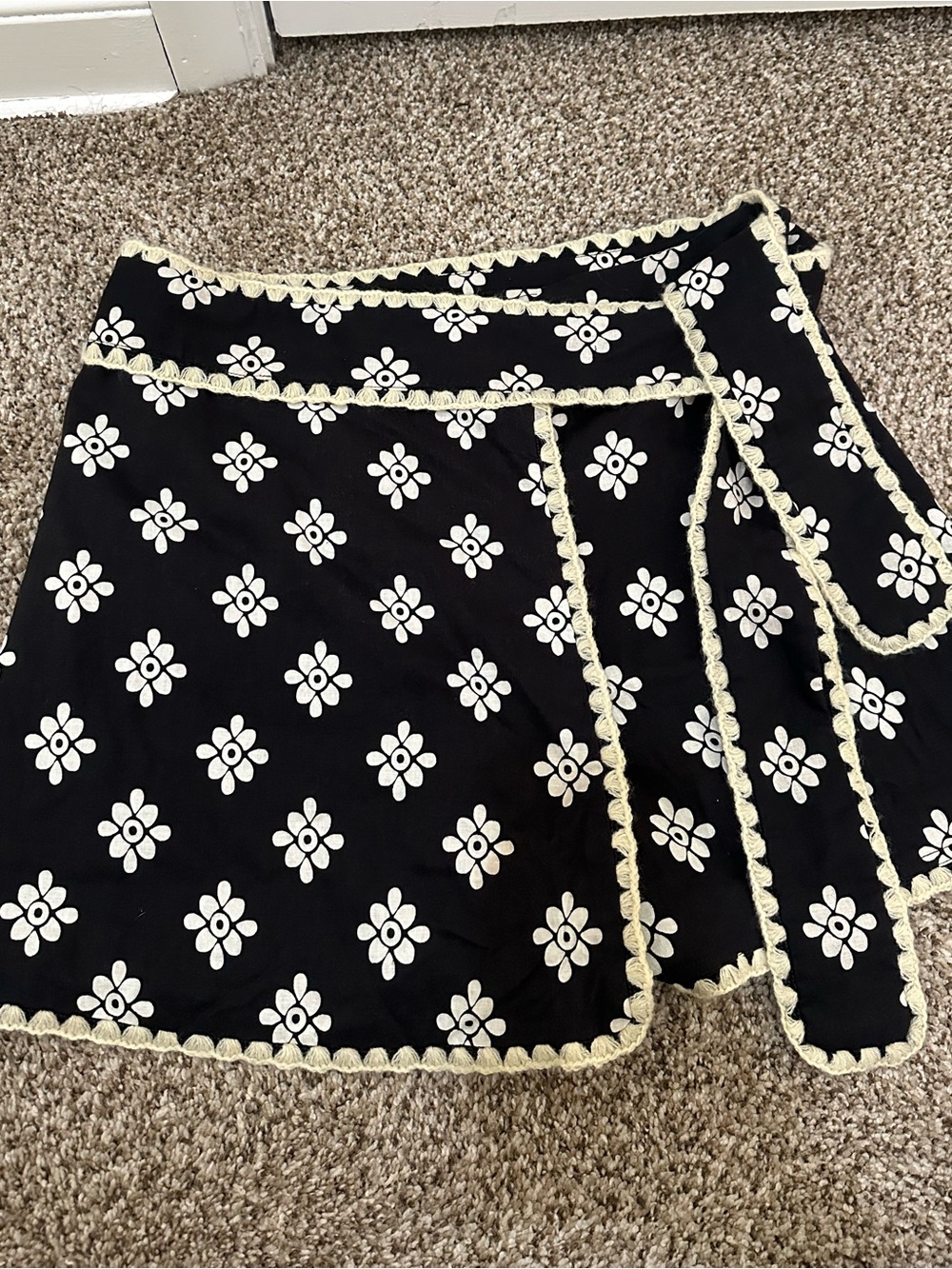 Farm Rio Anthropologie Wrap Skort in Black and Cream NWT - Picture 1 of 7